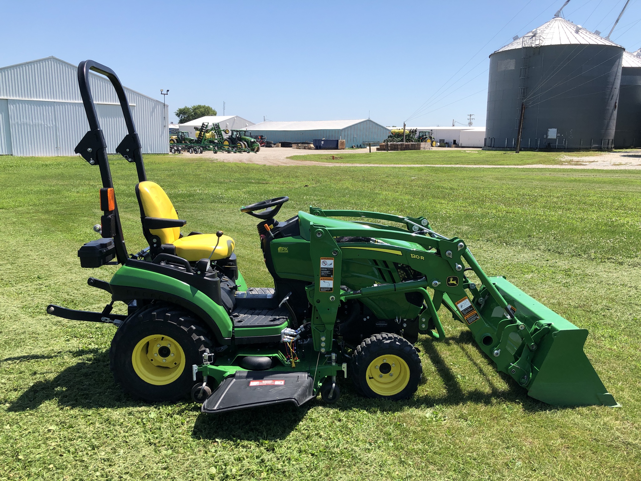 2017 John Deere 1025R Image 5