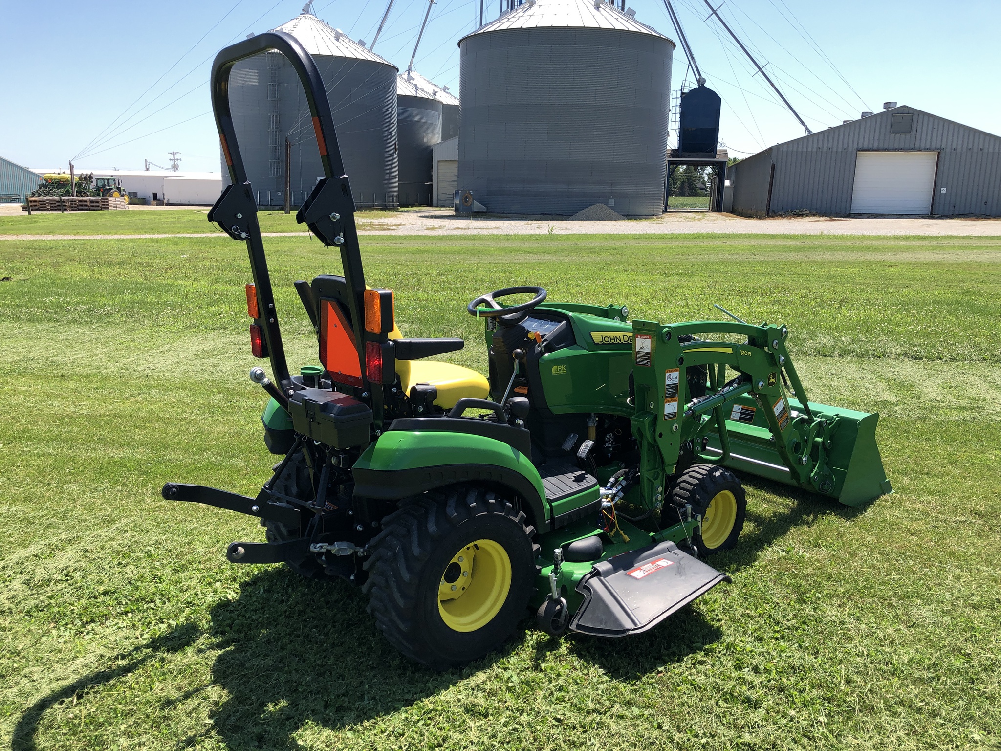 2017 John Deere 1025R Image 4