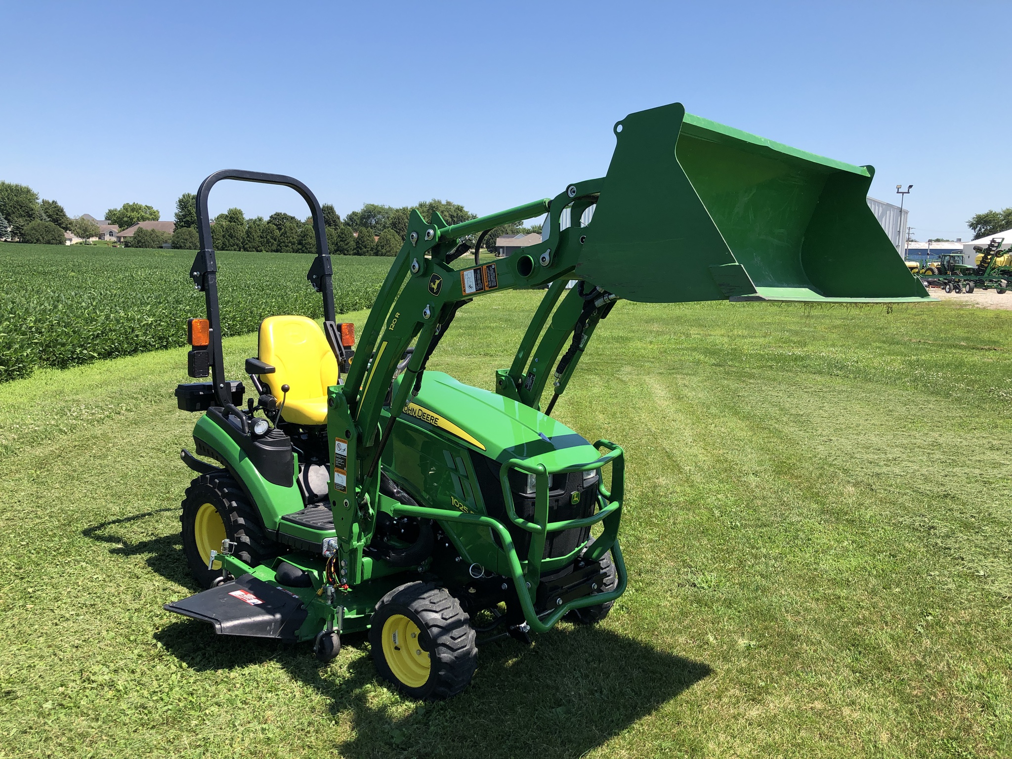 2017 John Deere 1025R Image 16