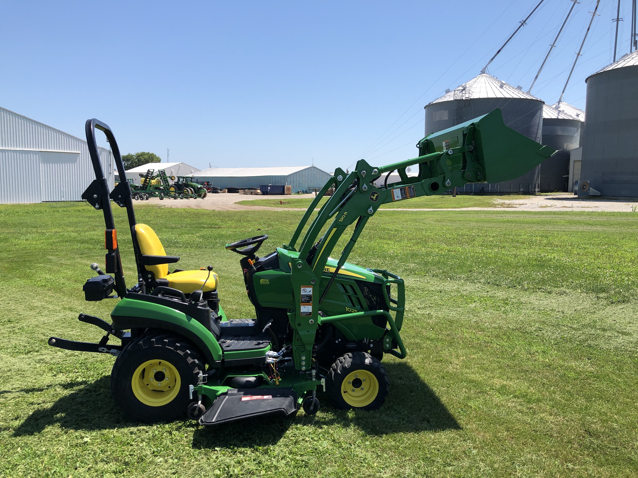 2017 John Deere 1025R Image 10