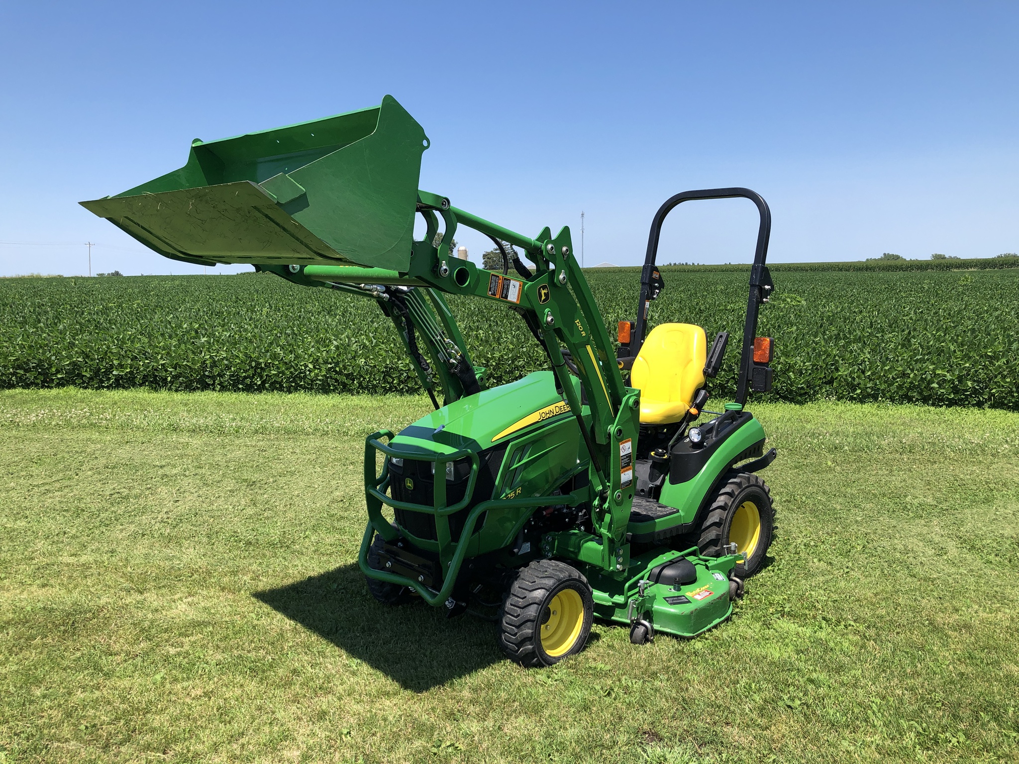 2017 John Deere 1025R Image 8