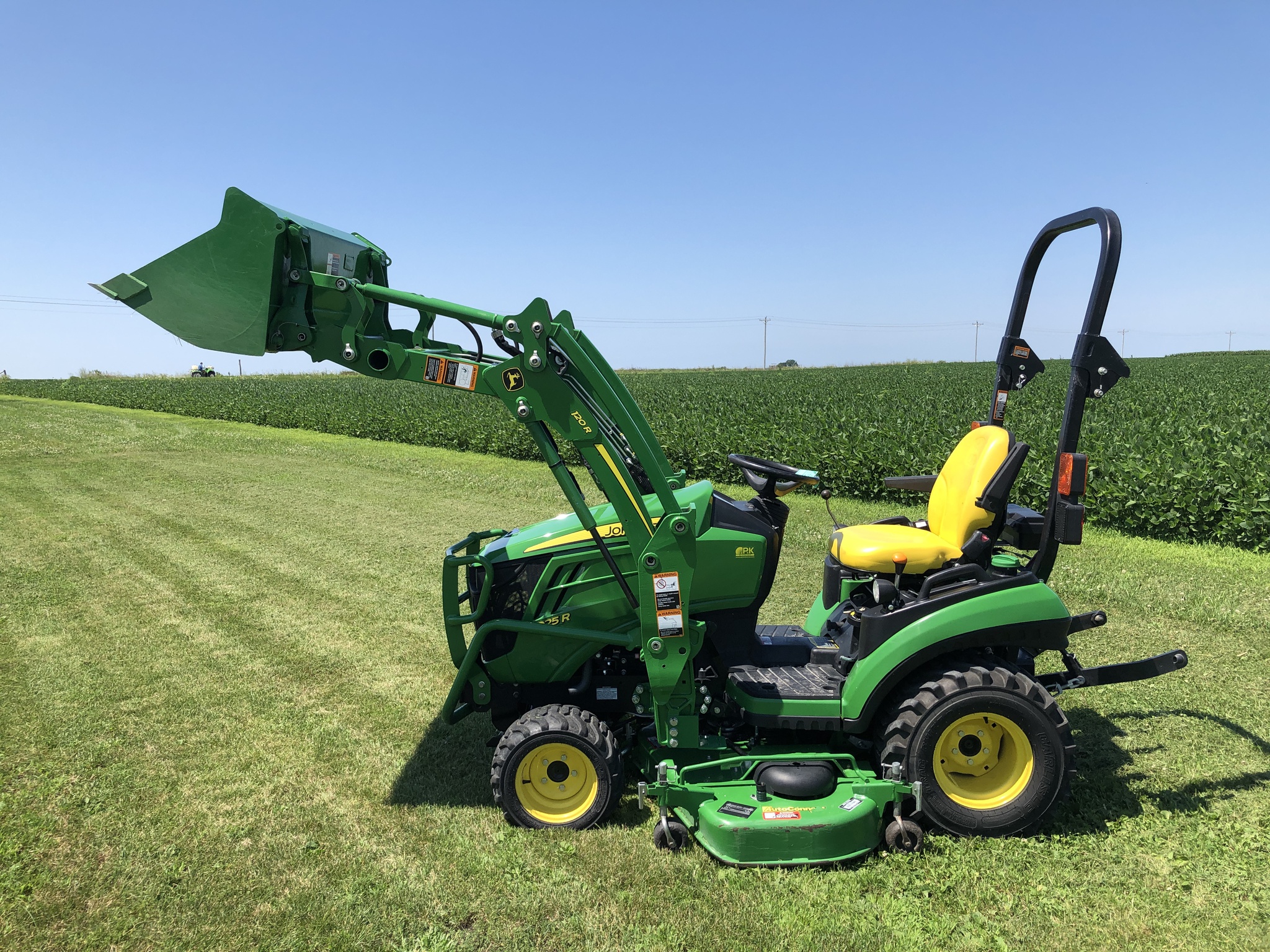 2017 John Deere 1025R Image 9