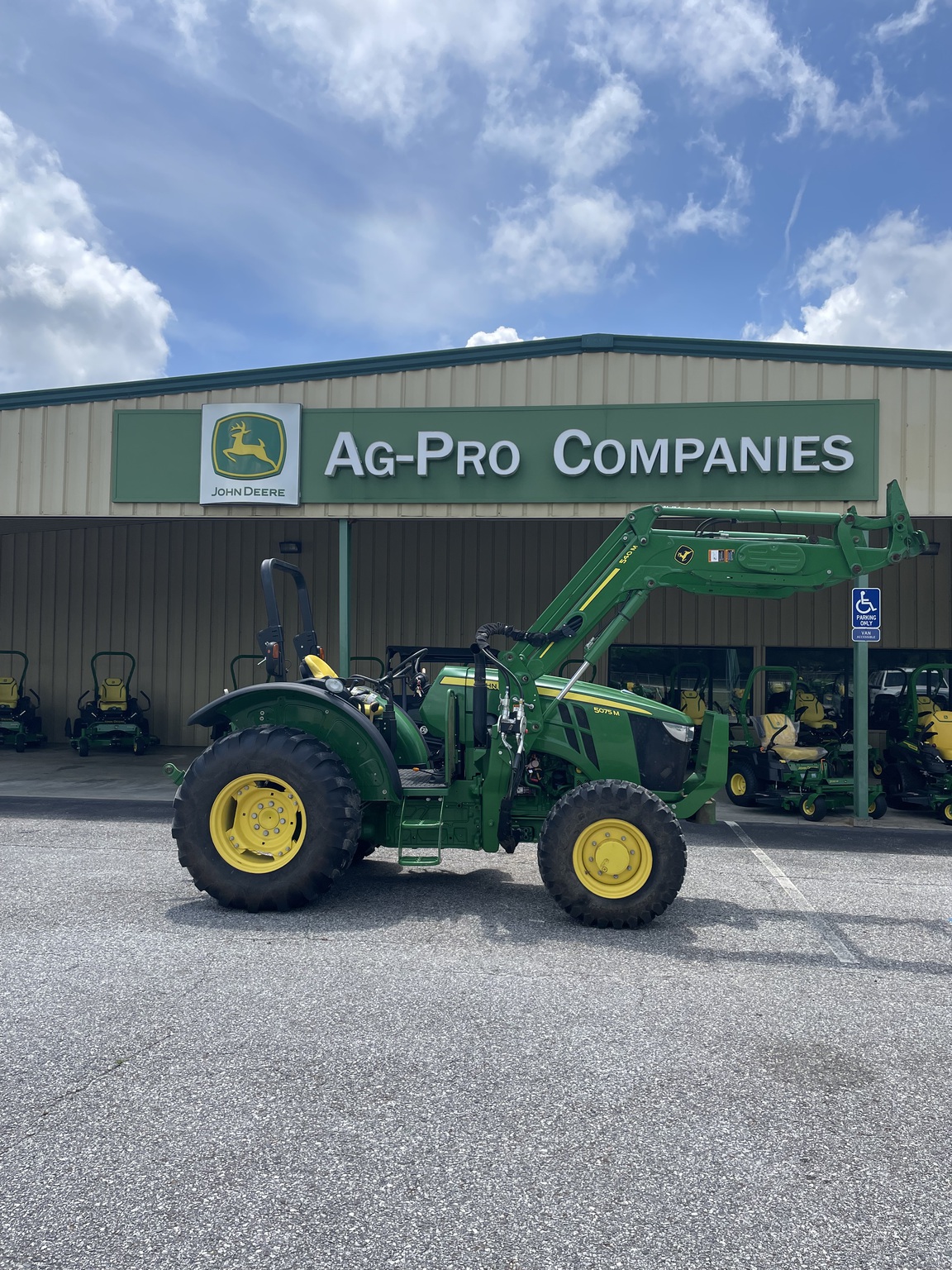 2018 John Deere 5075M Image 1