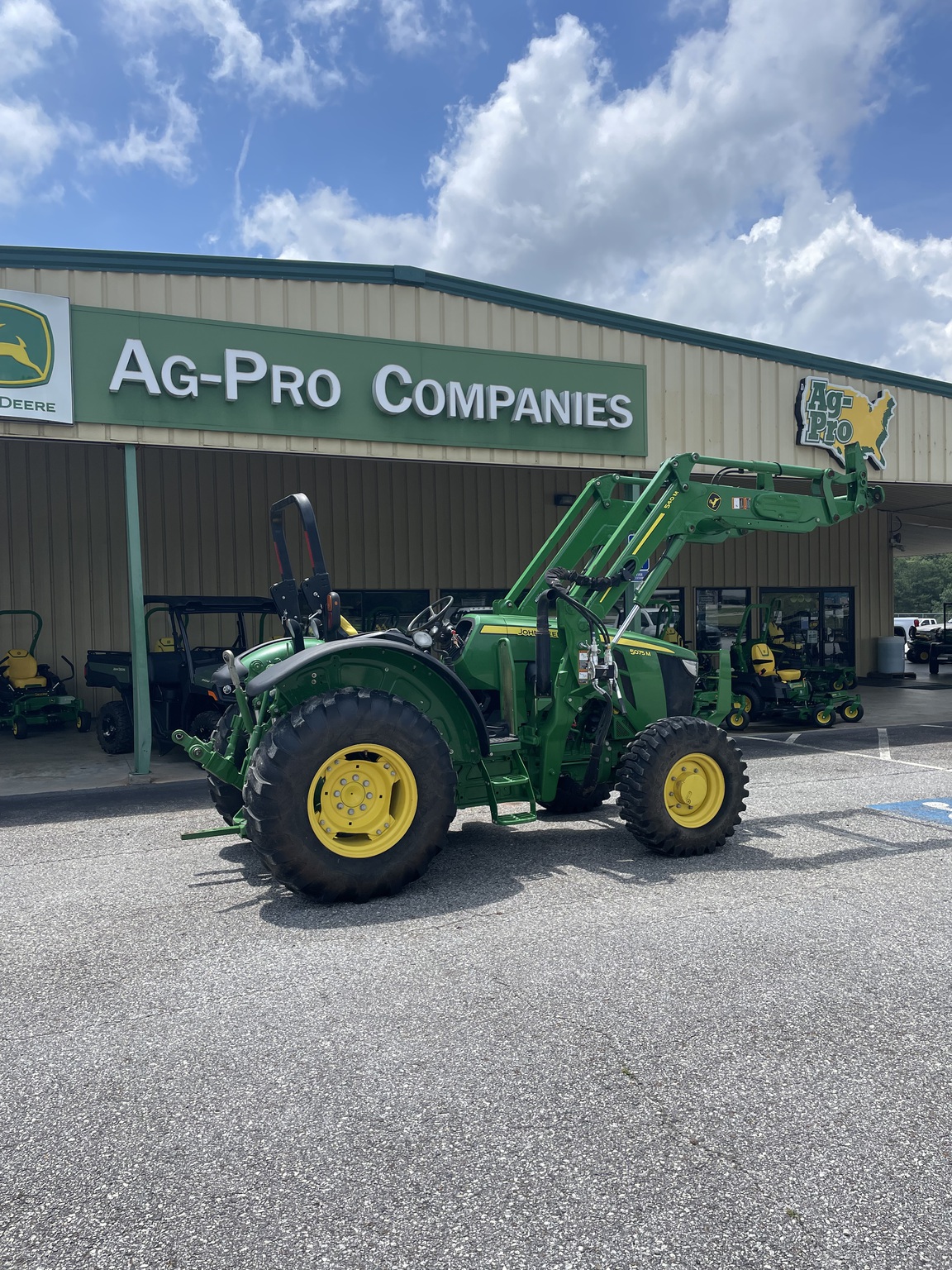 2018 John Deere 5075M Image 4