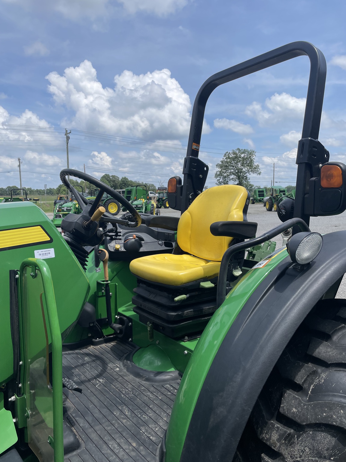 2018 John Deere 5075M Image 5