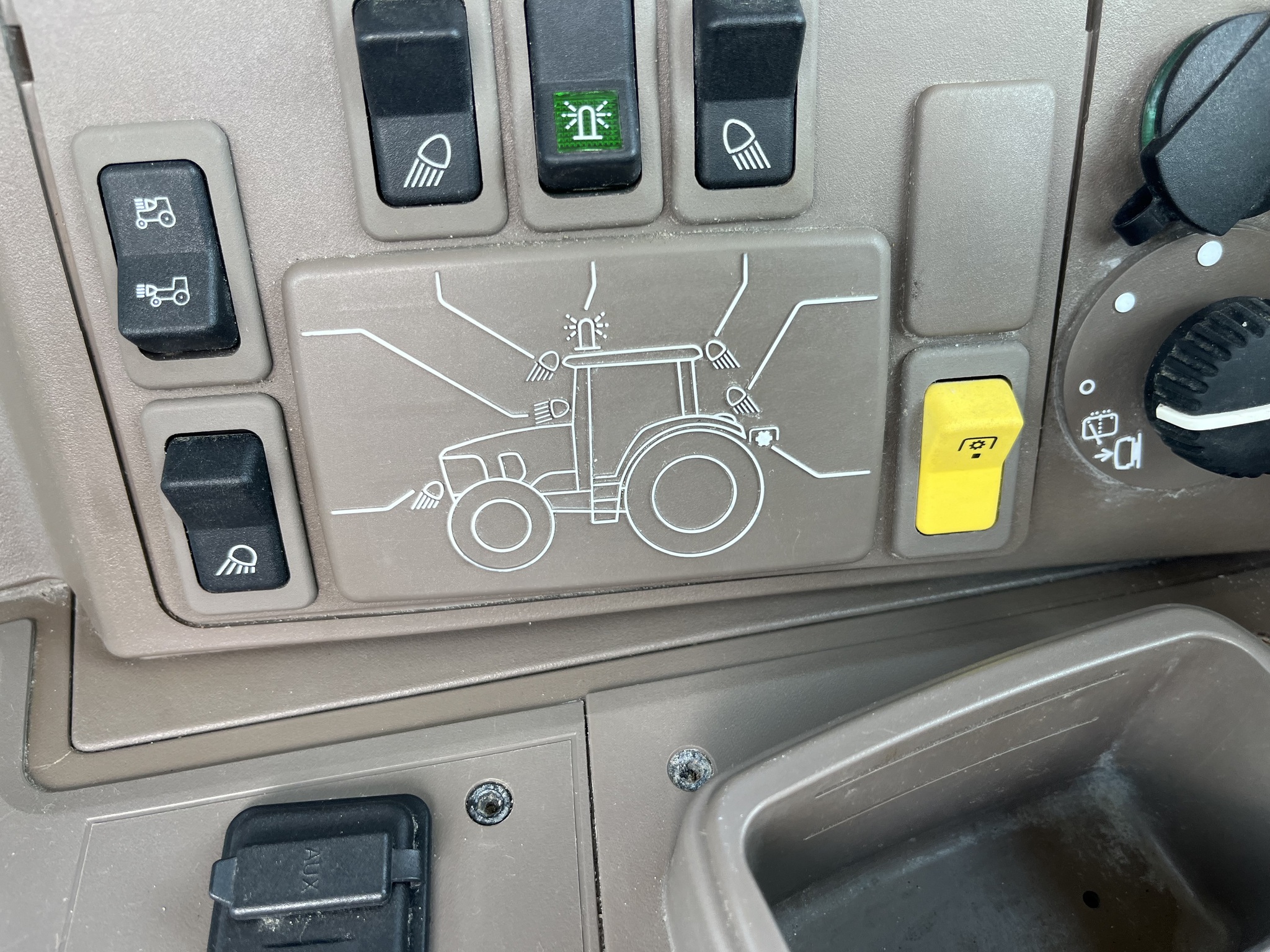2018 John Deere 6110M Image 18