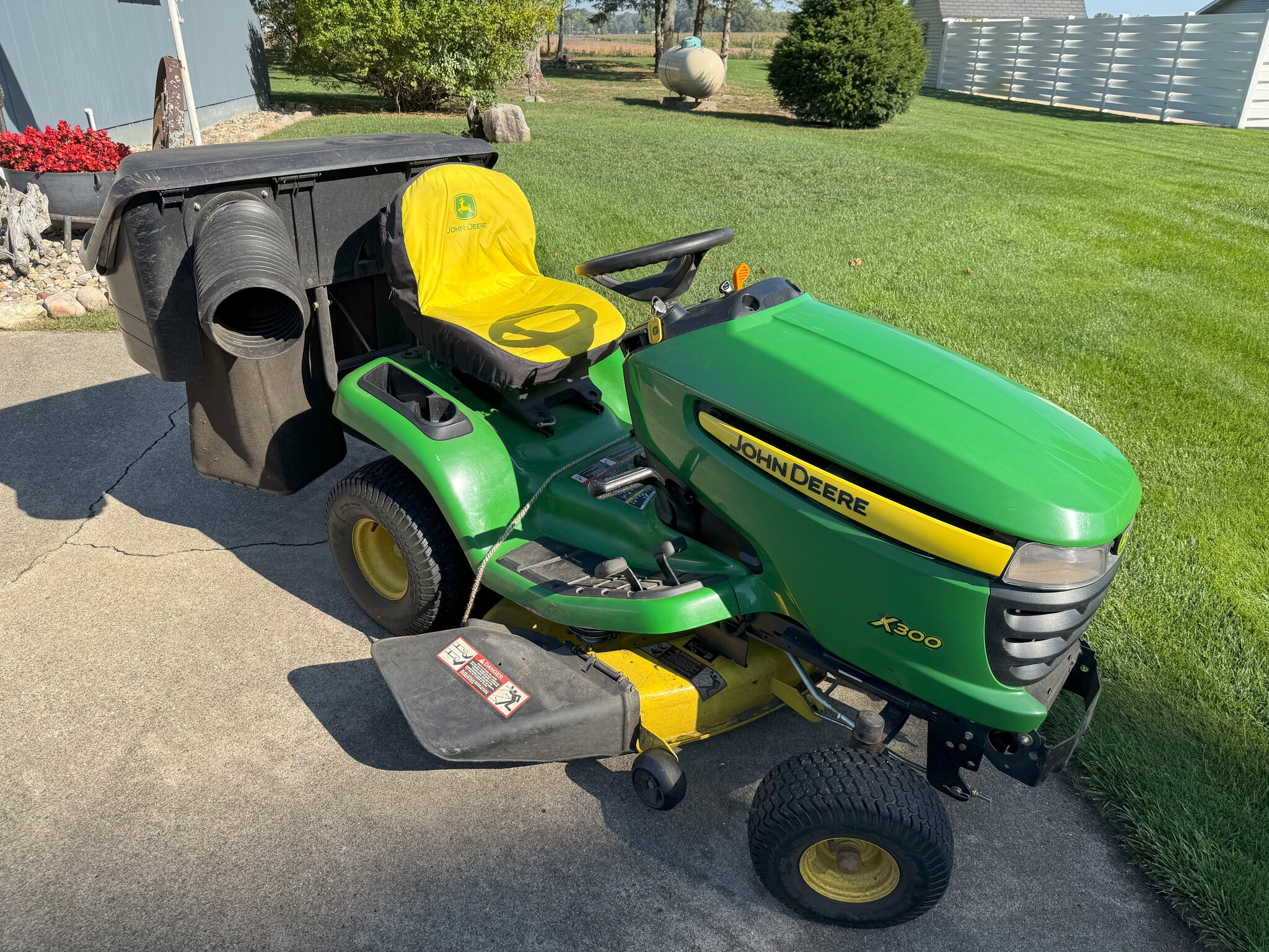 2012 John Deere X300 Image 4