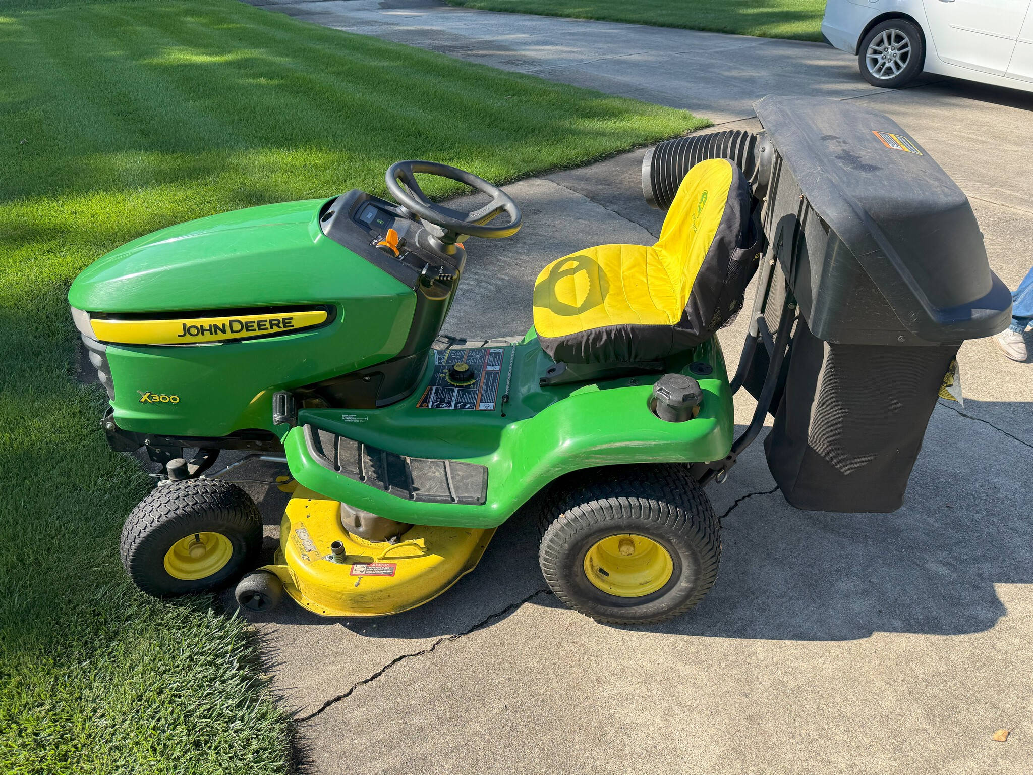 2012 John Deere X300 Image 10