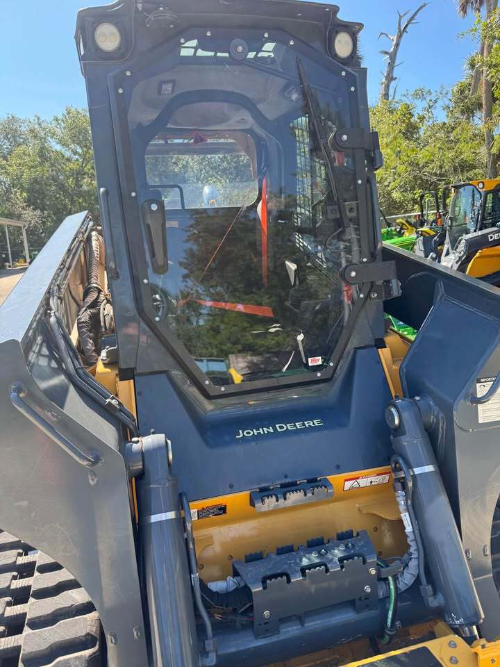 2023 John Deere 333G Image 2
