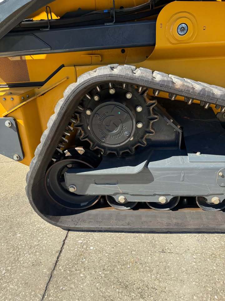 2023 John Deere 333G Image 6