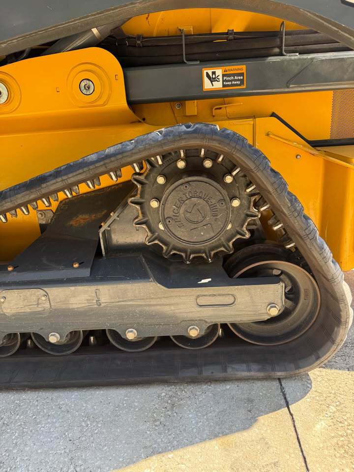 2023 John Deere 333G Image 7