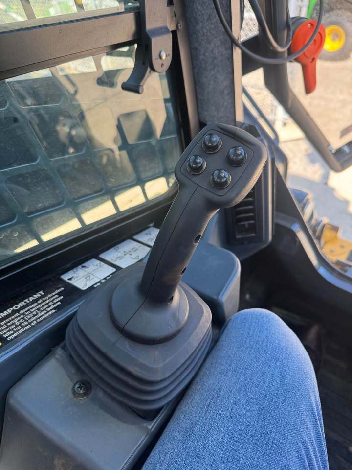 2023 John Deere 333G Image 10