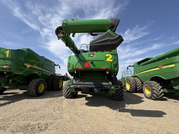 Used 2025 John Deere X9 1000 Combines at Horizon Ag & Turf in Lloydminster, AB - Photo8