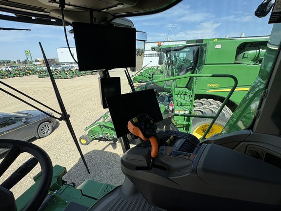 Used 2025 John Deere X9 1000 Combines at Horizon Ag & Turf in Lloydminster, AB - Photo10