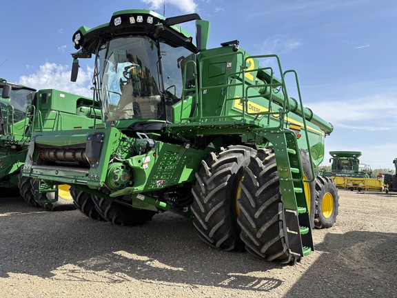 Used 2025 John Deere X9 1000 Combines at Horizon Ag & Turf in Lloydminster, AB - Photo4