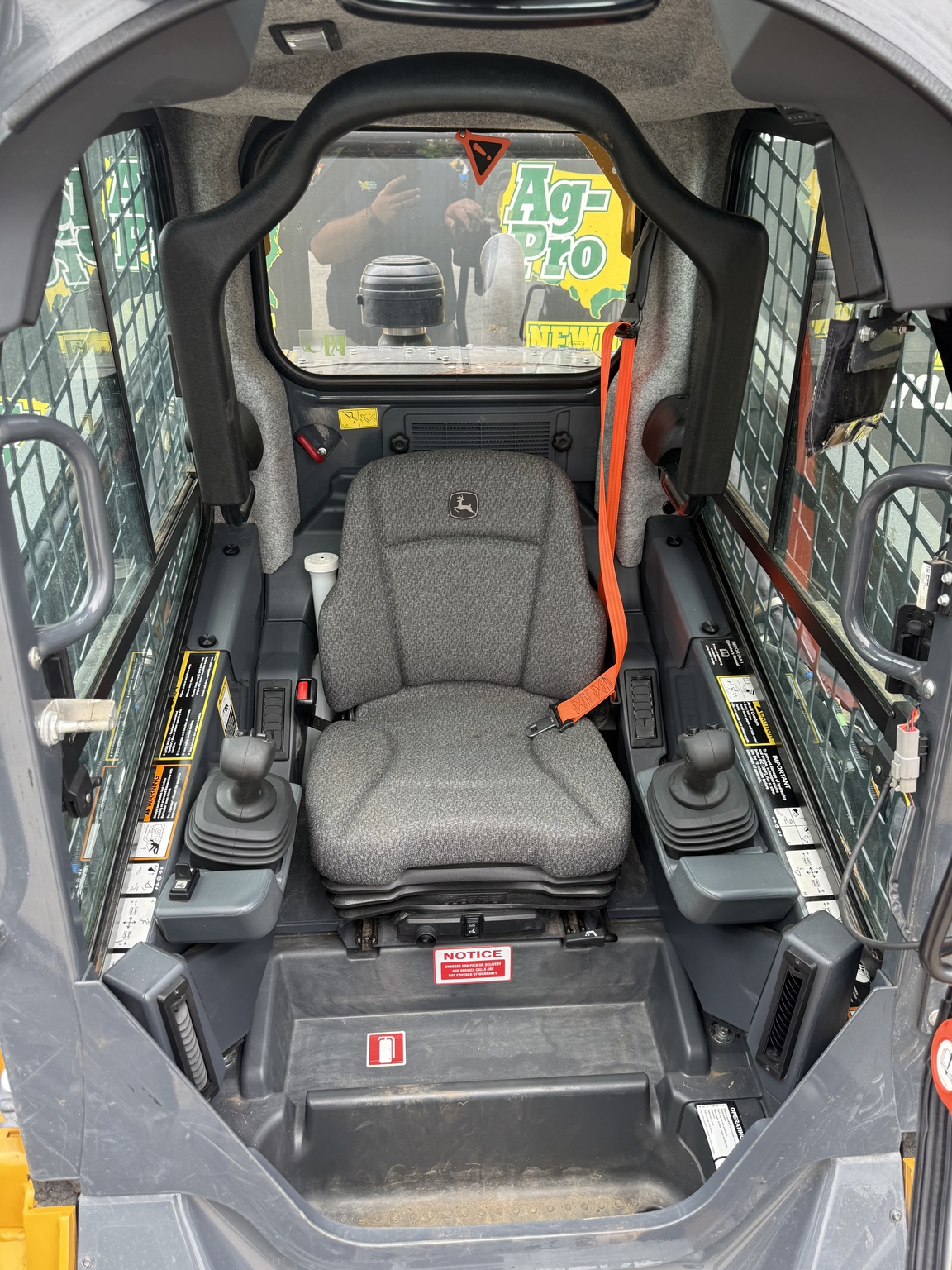 2023 John Deere 331G Image 8