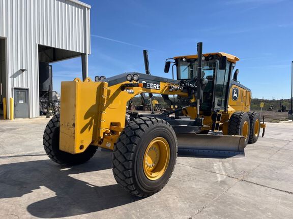 Photo of a 2024 John Deere 772G