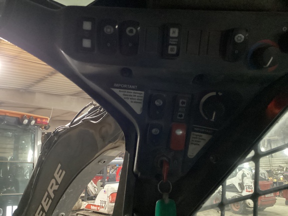 2010 John Deere 329D - Photo9