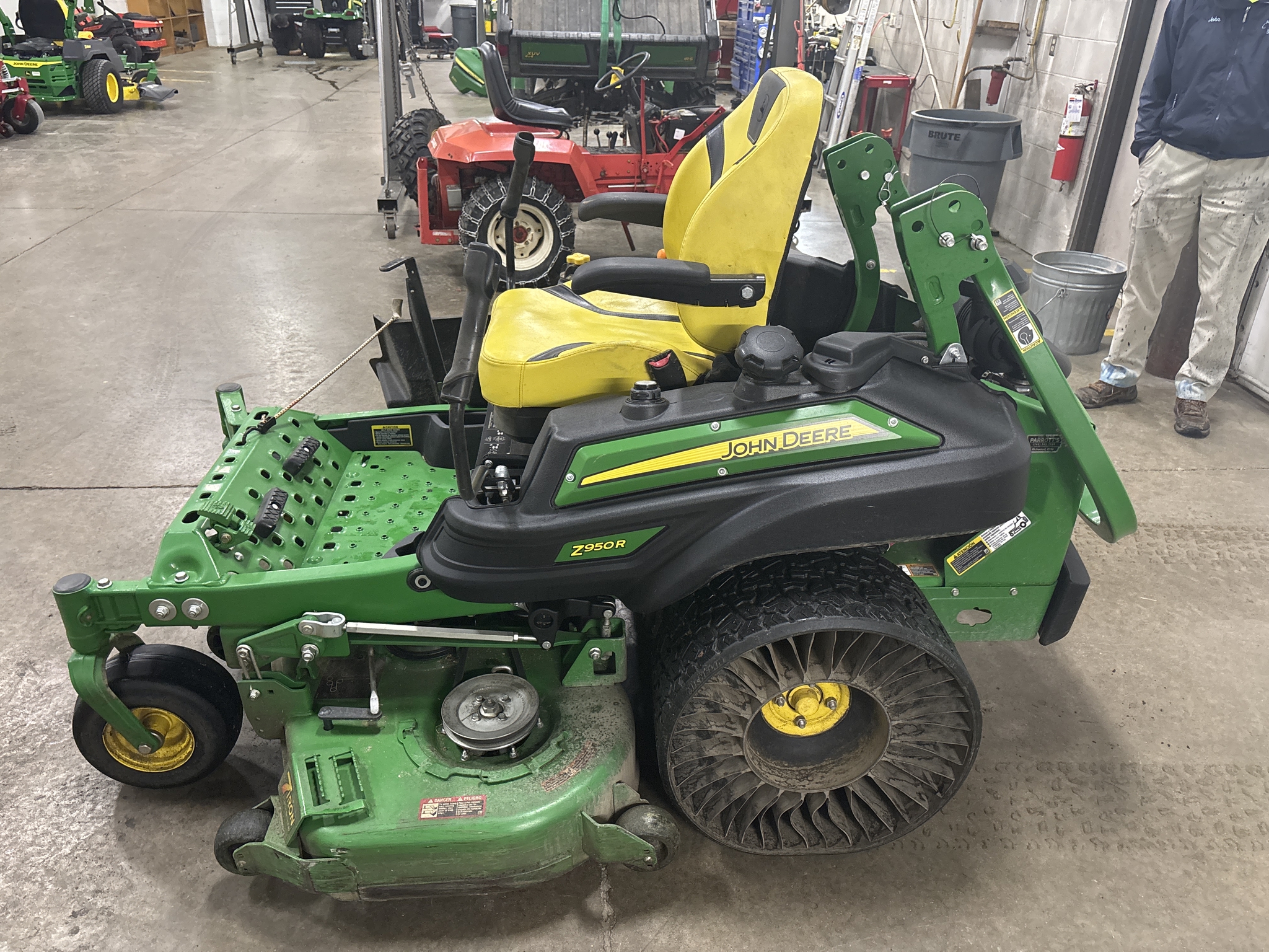 Used 2020 John Deere Z950R Zero Turn Mowers at Koenig Equipment in Urbana, OH - PhotoXL9