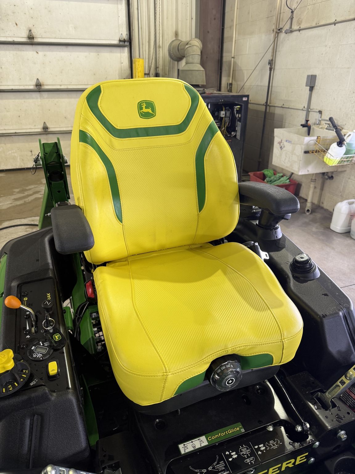 2025 John Deere Z960M Image 5