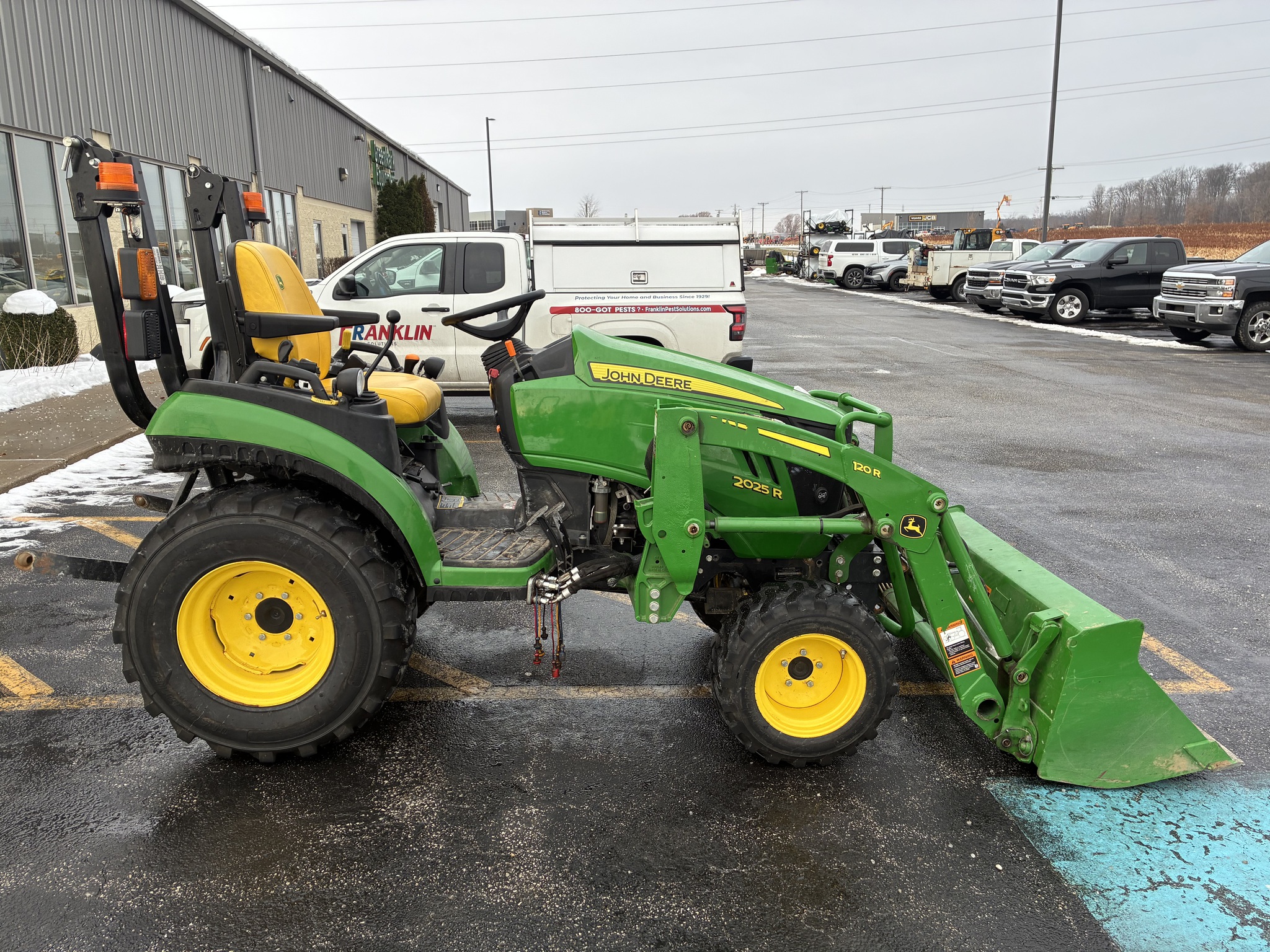 2021 John Deere 2025R Image 2