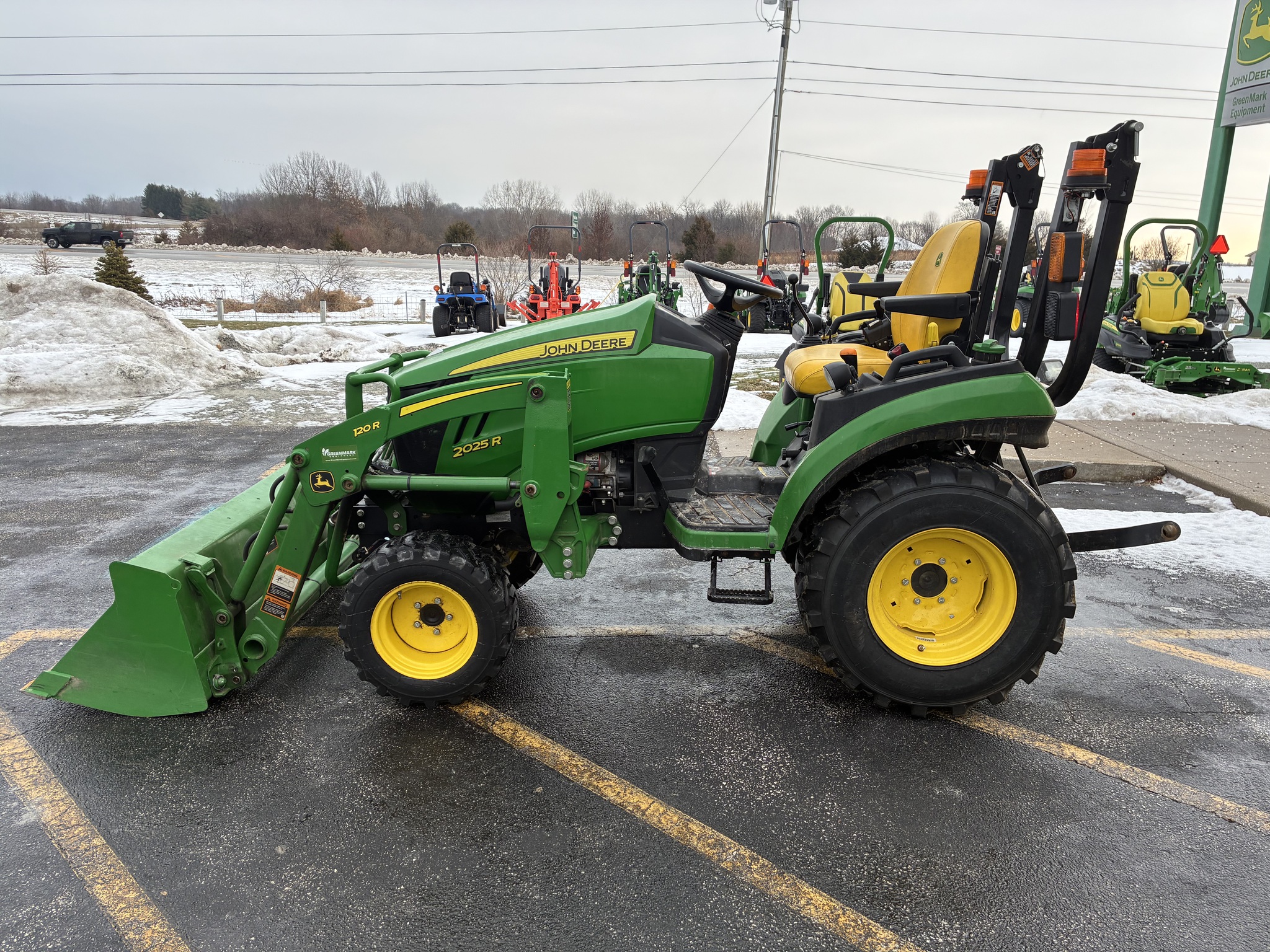 2021 John Deere 2025R Image 6