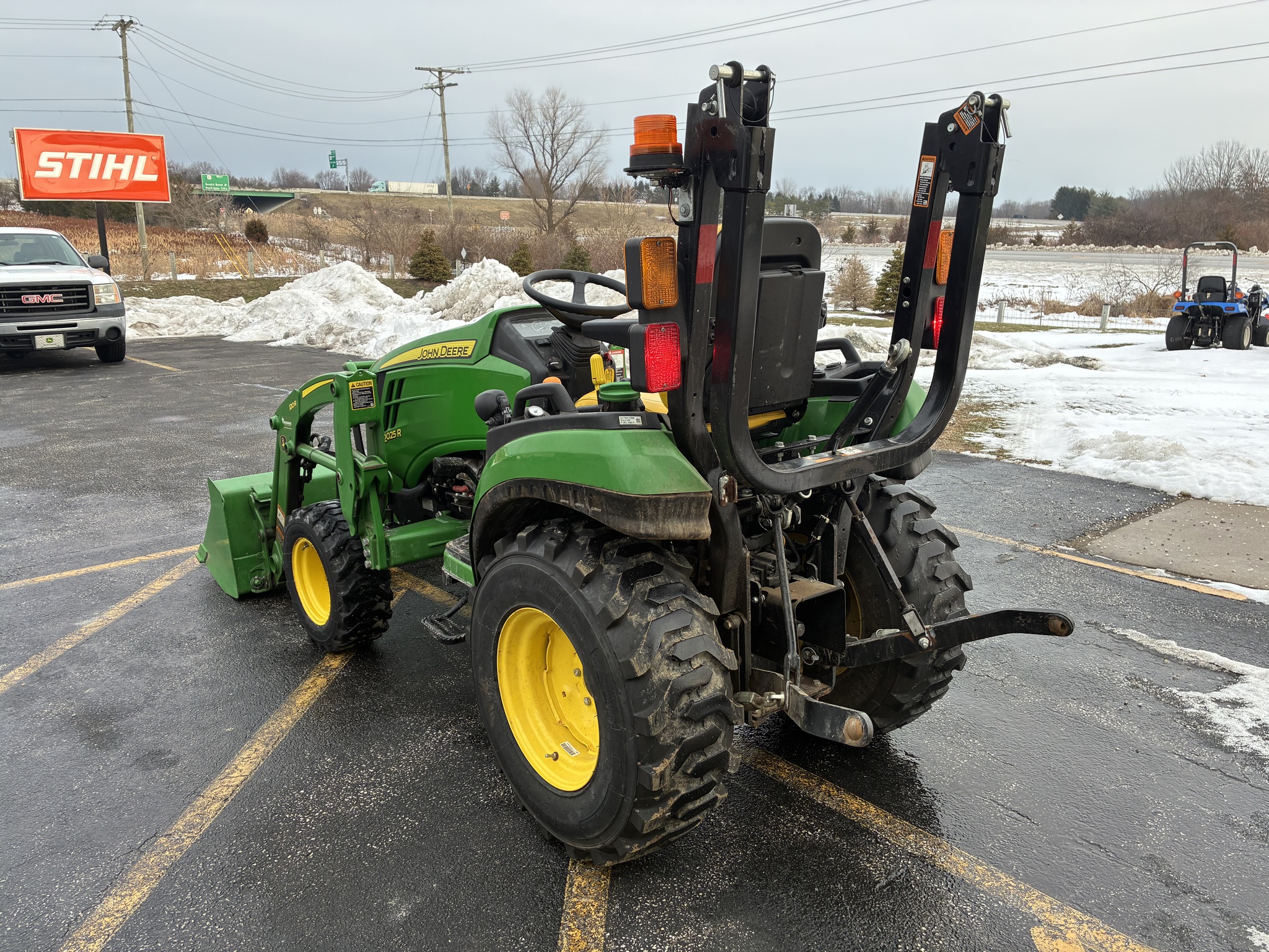 2021 John Deere 2025R Image 5