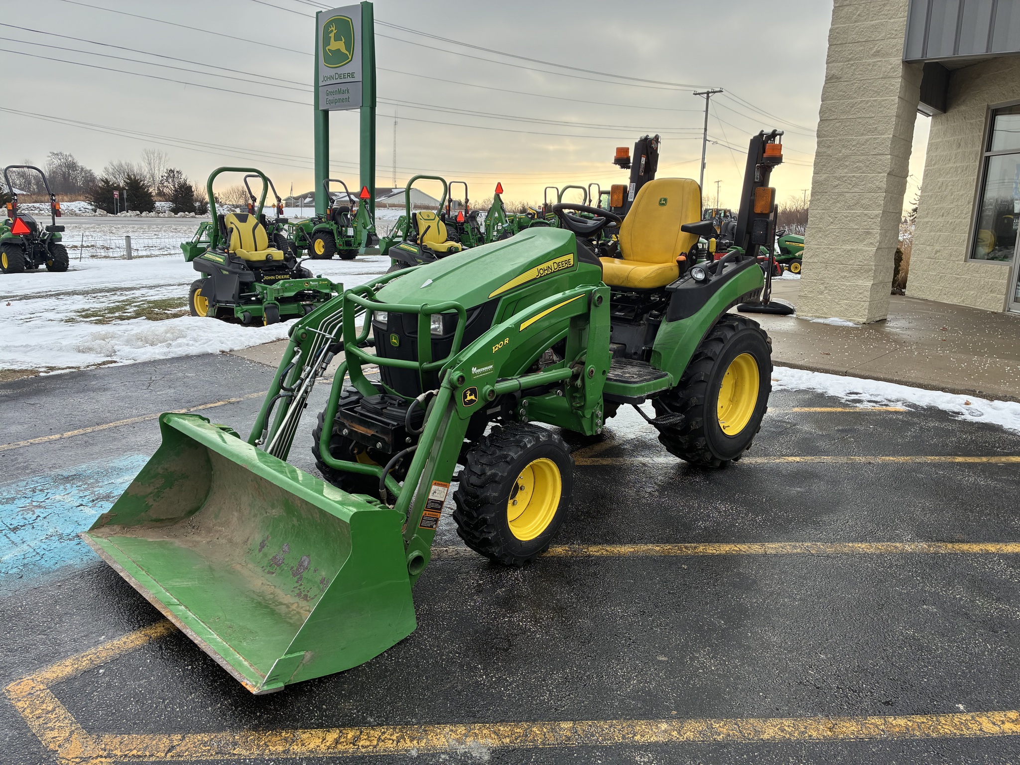 2021 John Deere 2025R Image 7