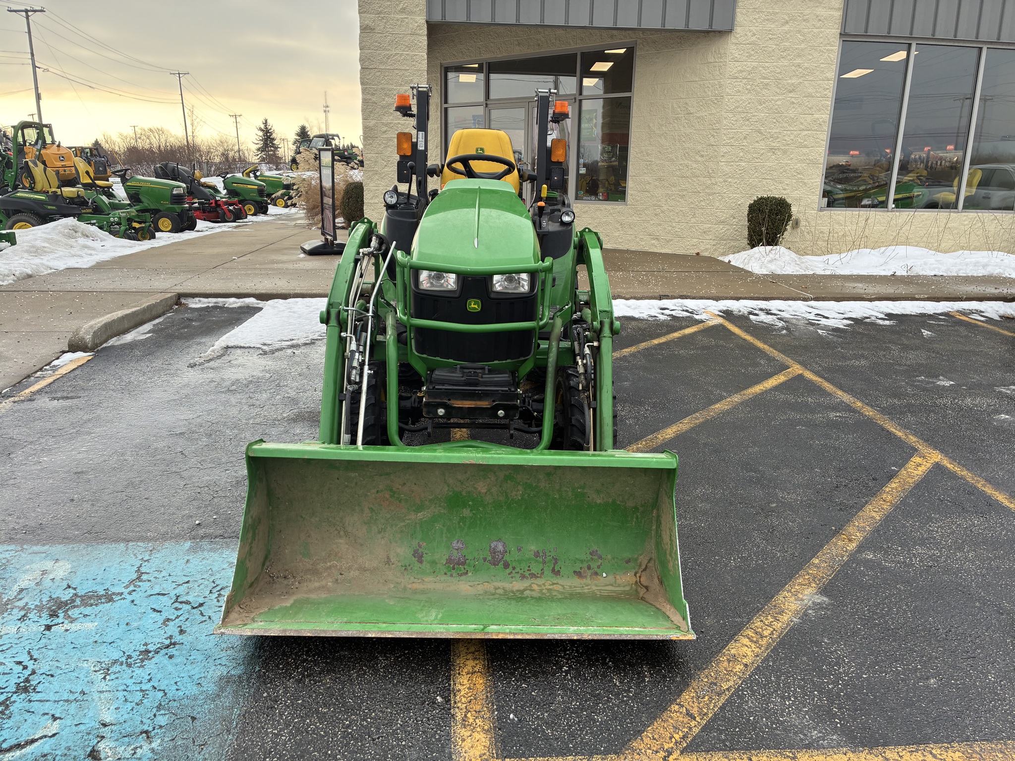 2021 John Deere 2025R Image 8