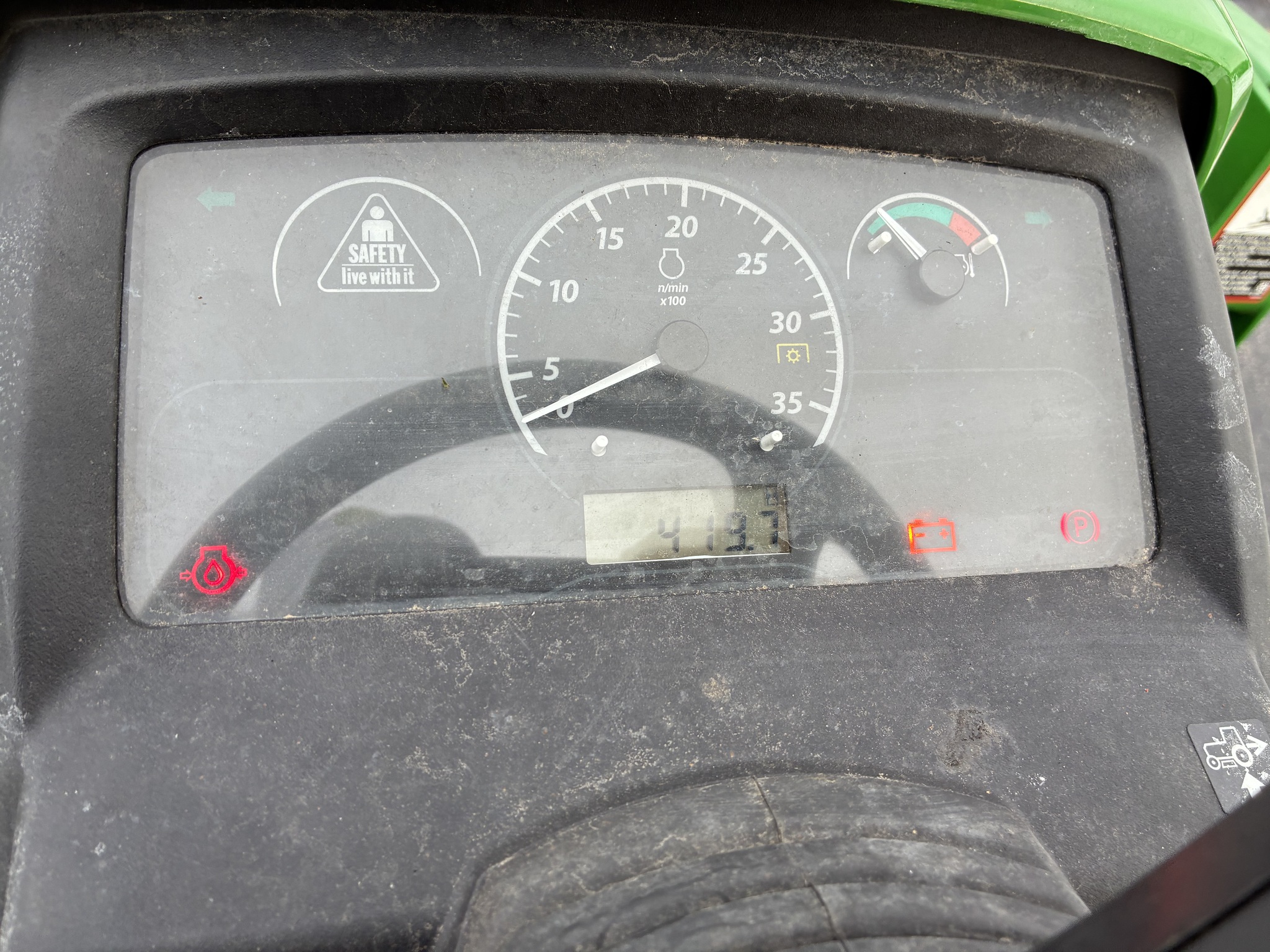 2021 John Deere 2025R Image 9