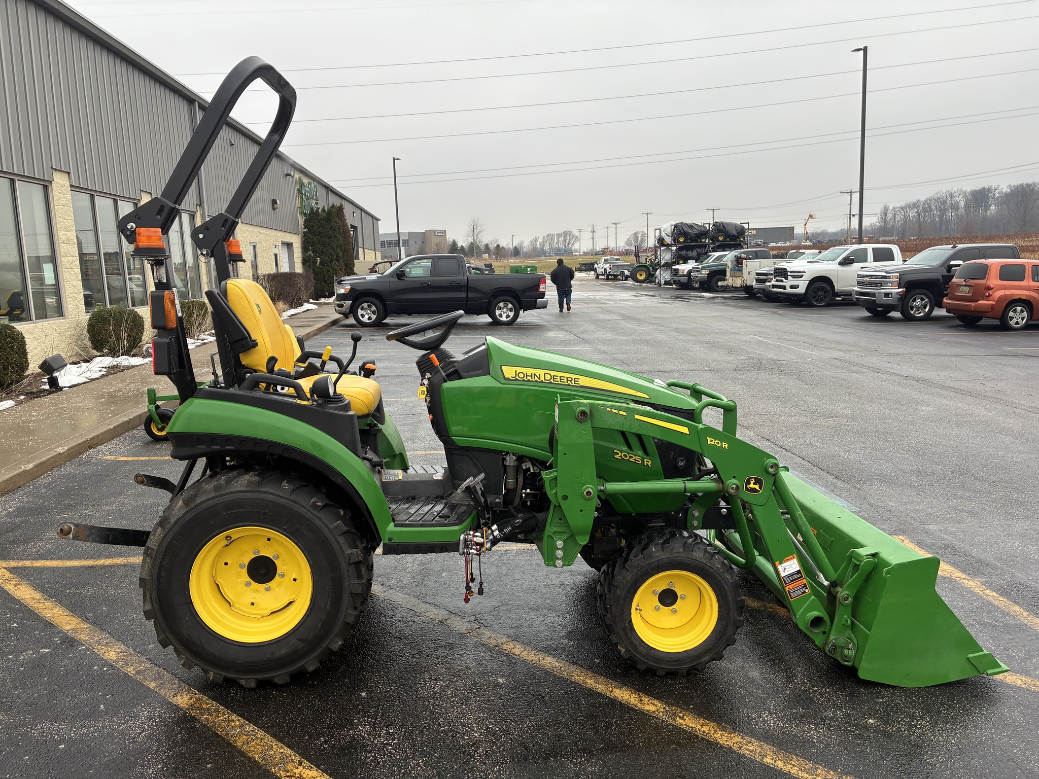 2021 John Deere 2025R Image 2