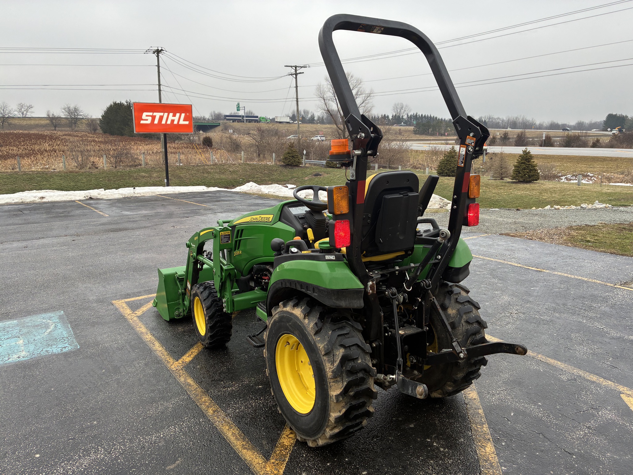 2021 John Deere 2025R Image 5