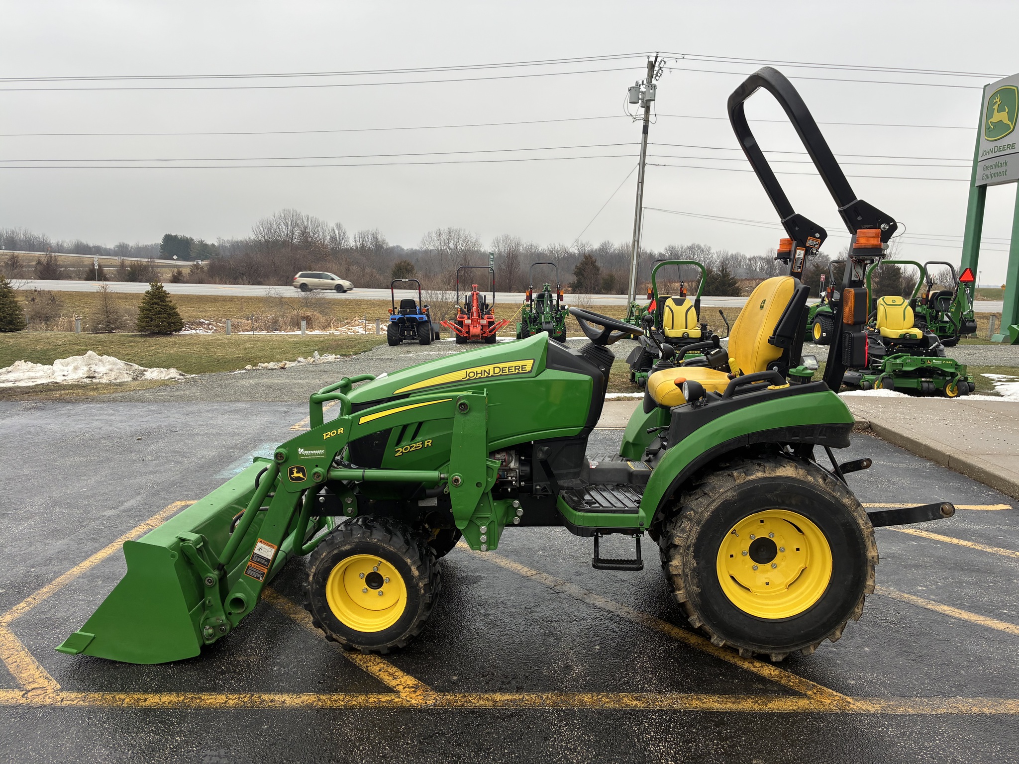 2021 John Deere 2025R Image 6
