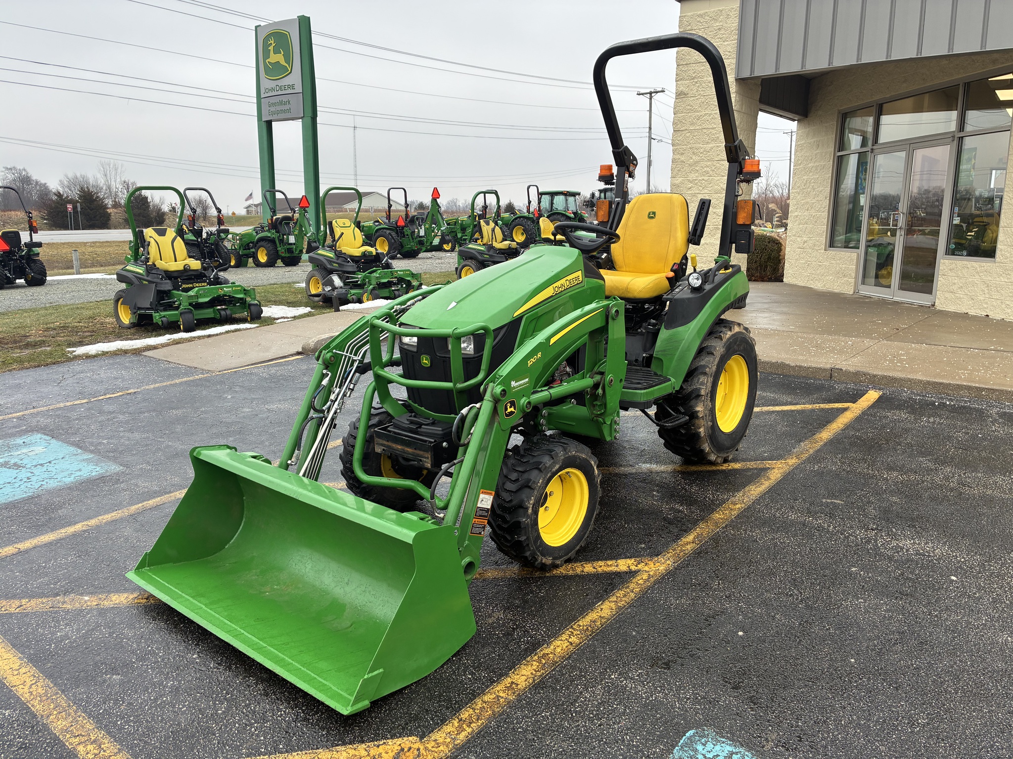 2021 John Deere 2025R Image 7