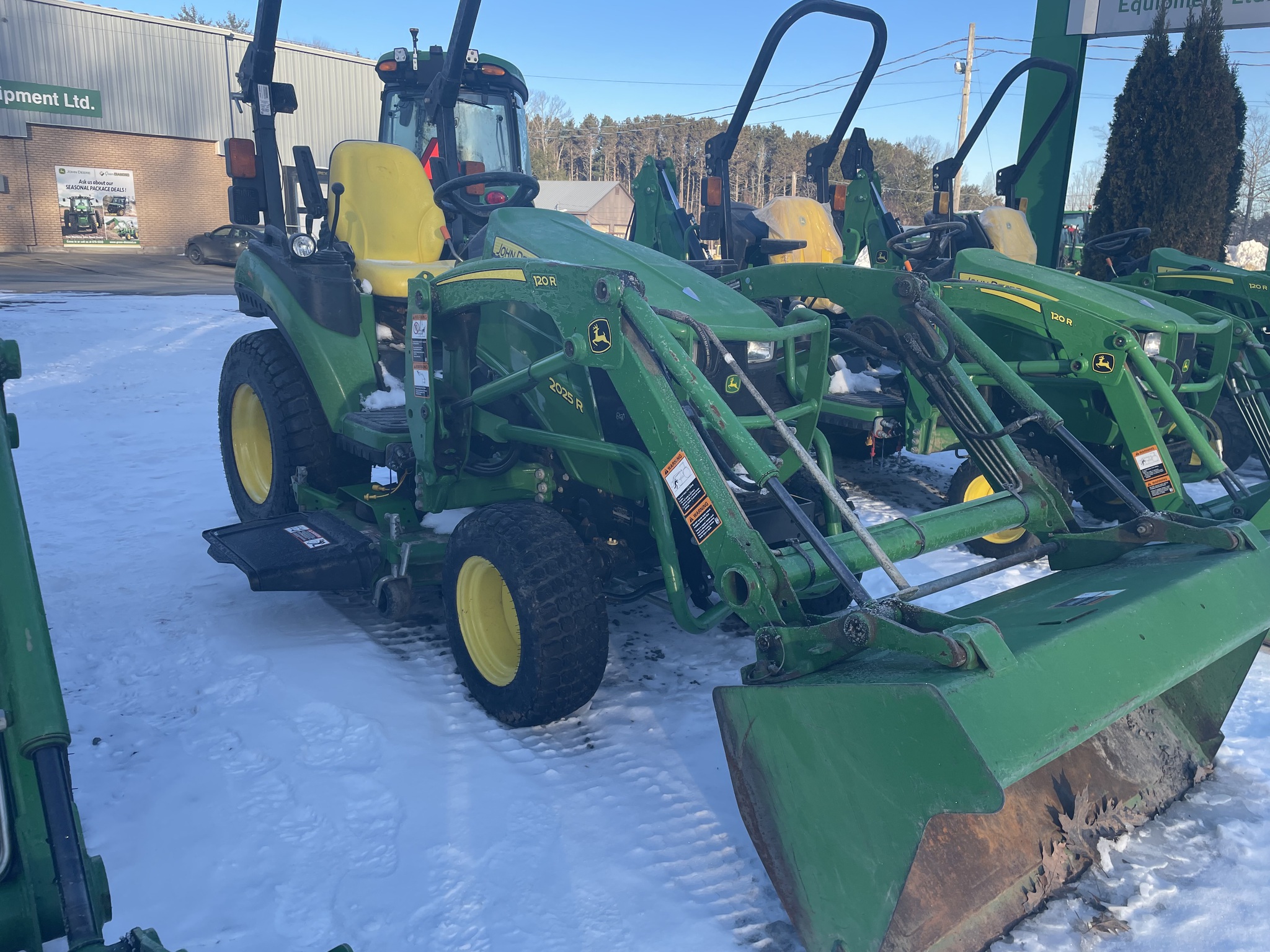 2018 John Deere 2025R Image 7