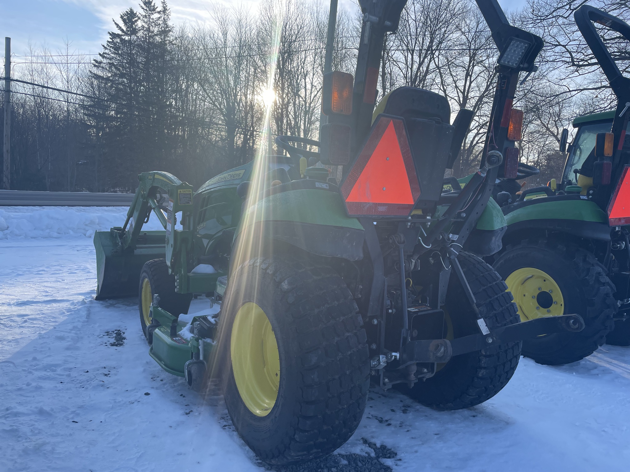 2018 John Deere 2025R Image 3