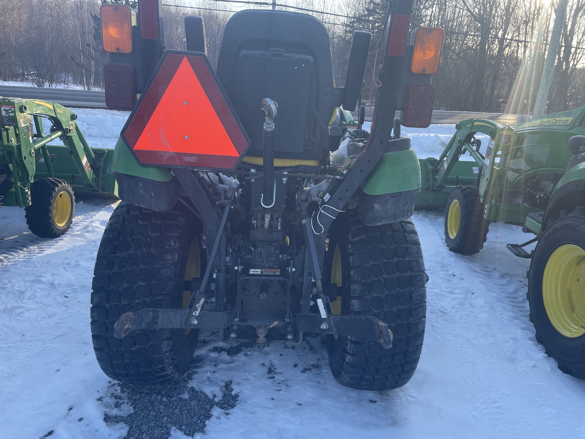 2018 John Deere 2025R Image 4