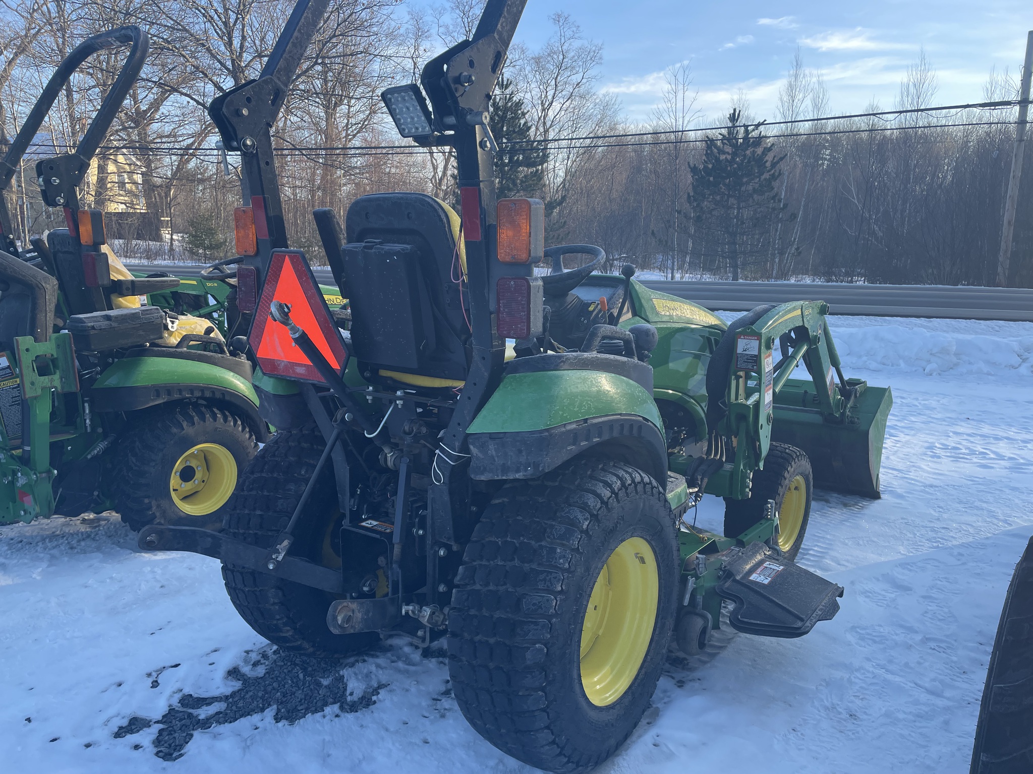 2018 John Deere 2025R Image 5