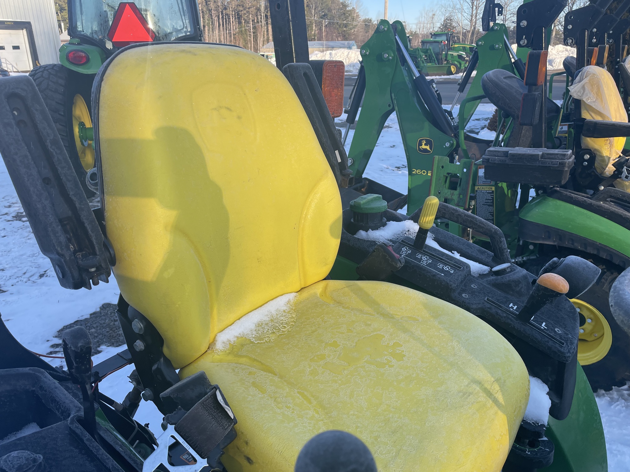 2018 John Deere 2025R Image 8