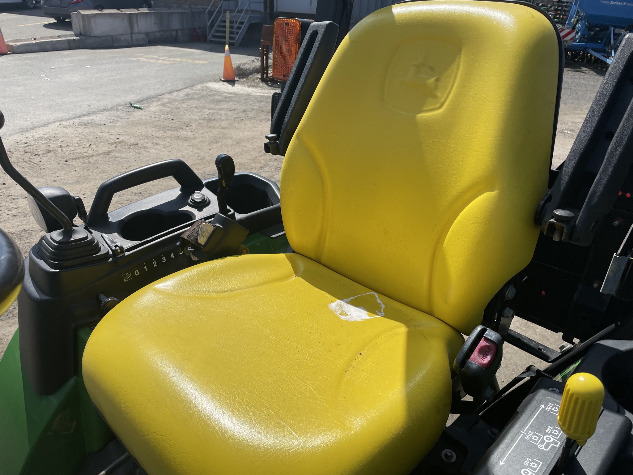 2018 John Deere 2025R Image 8
