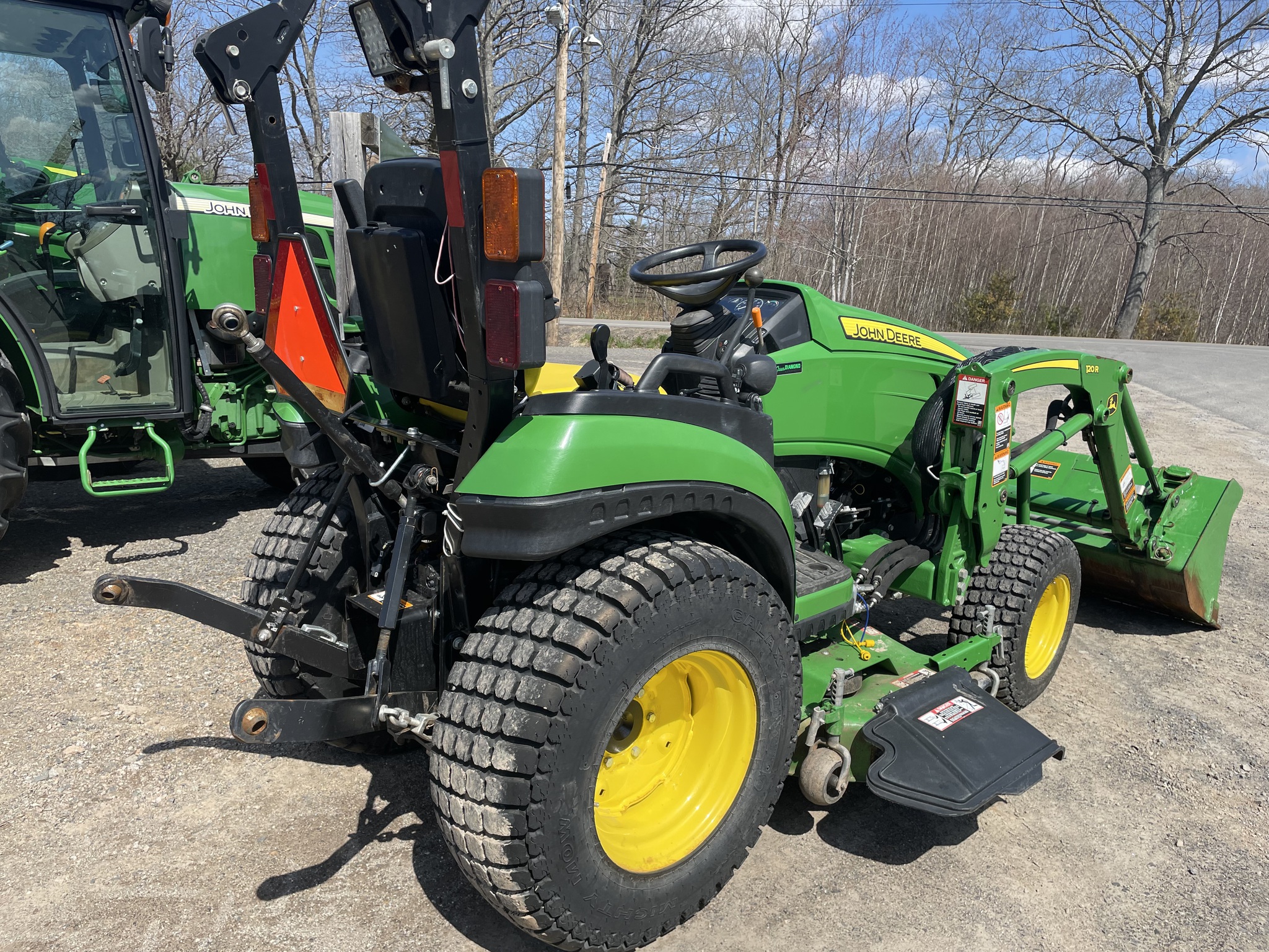 2018 John Deere 2025R Image 3