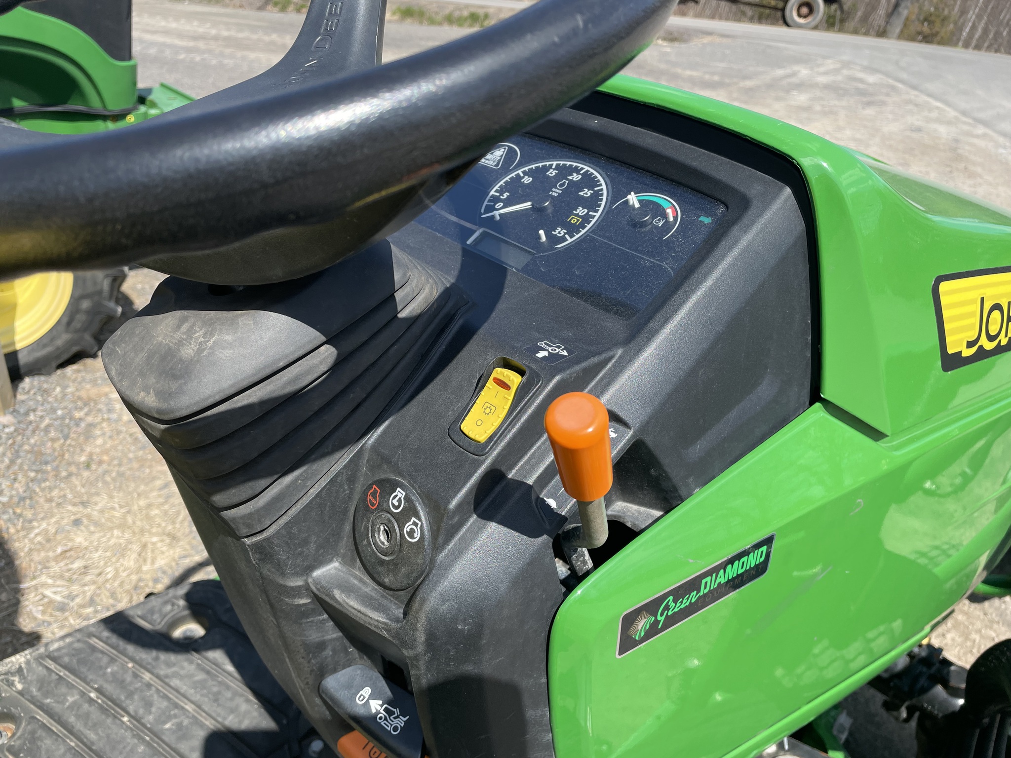 2018 John Deere 2025R Image 4