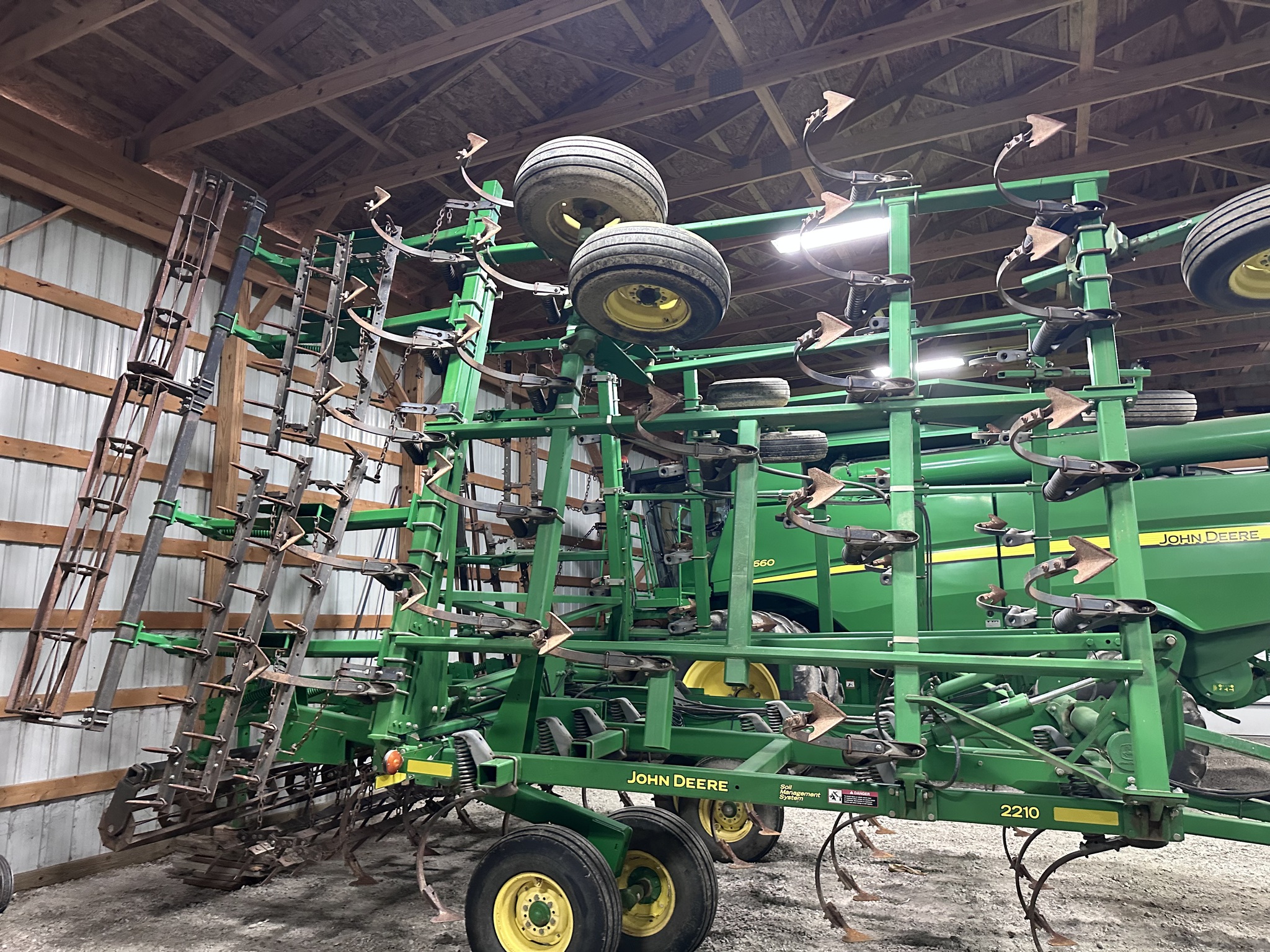 2005 John Deere 2210 Image 3