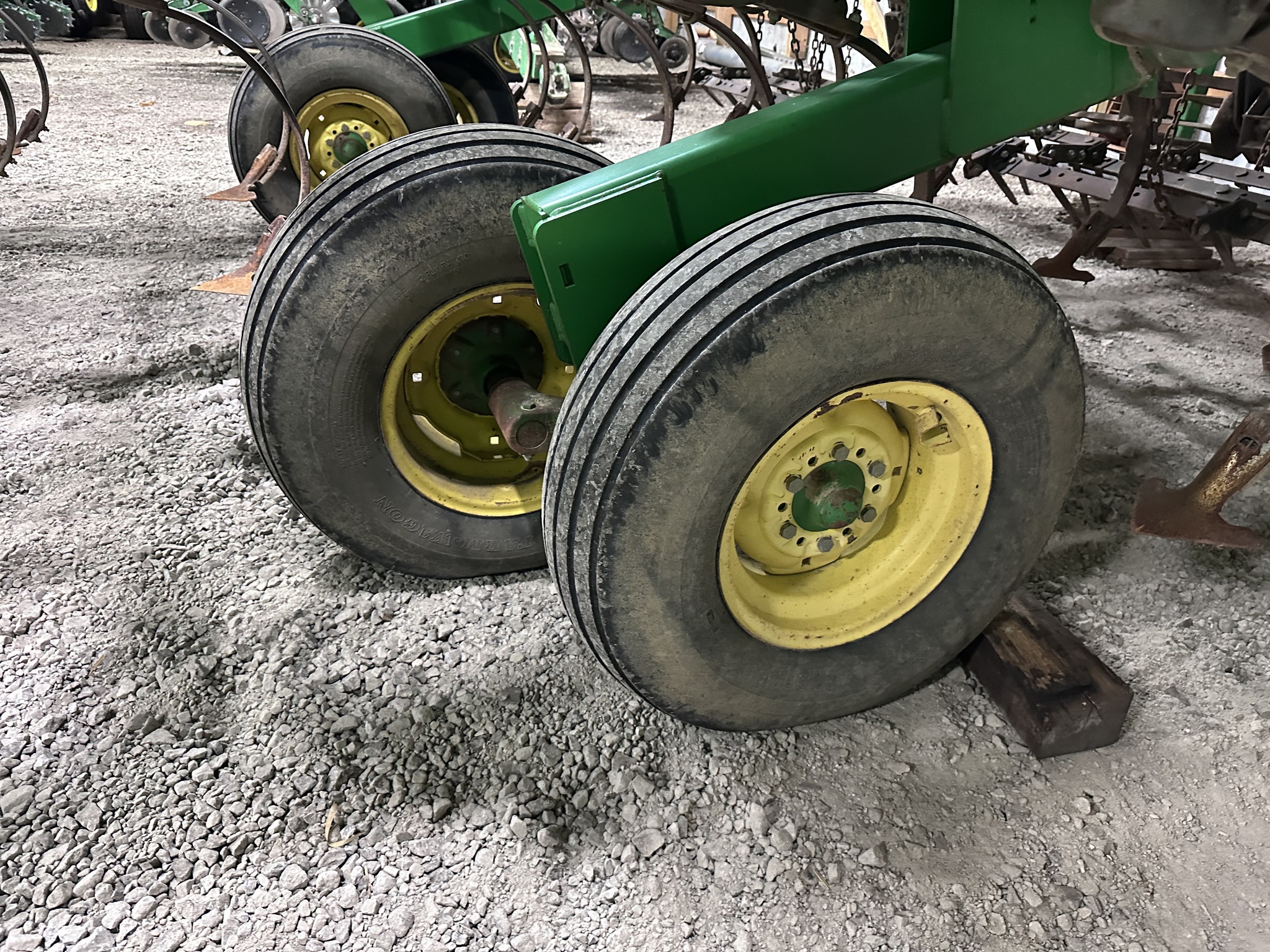 2005 John Deere 2210 Image 10