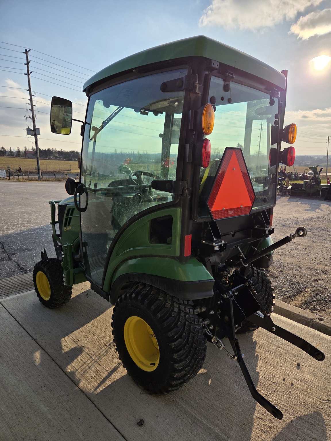 2020 John Deere 1025R Image 2