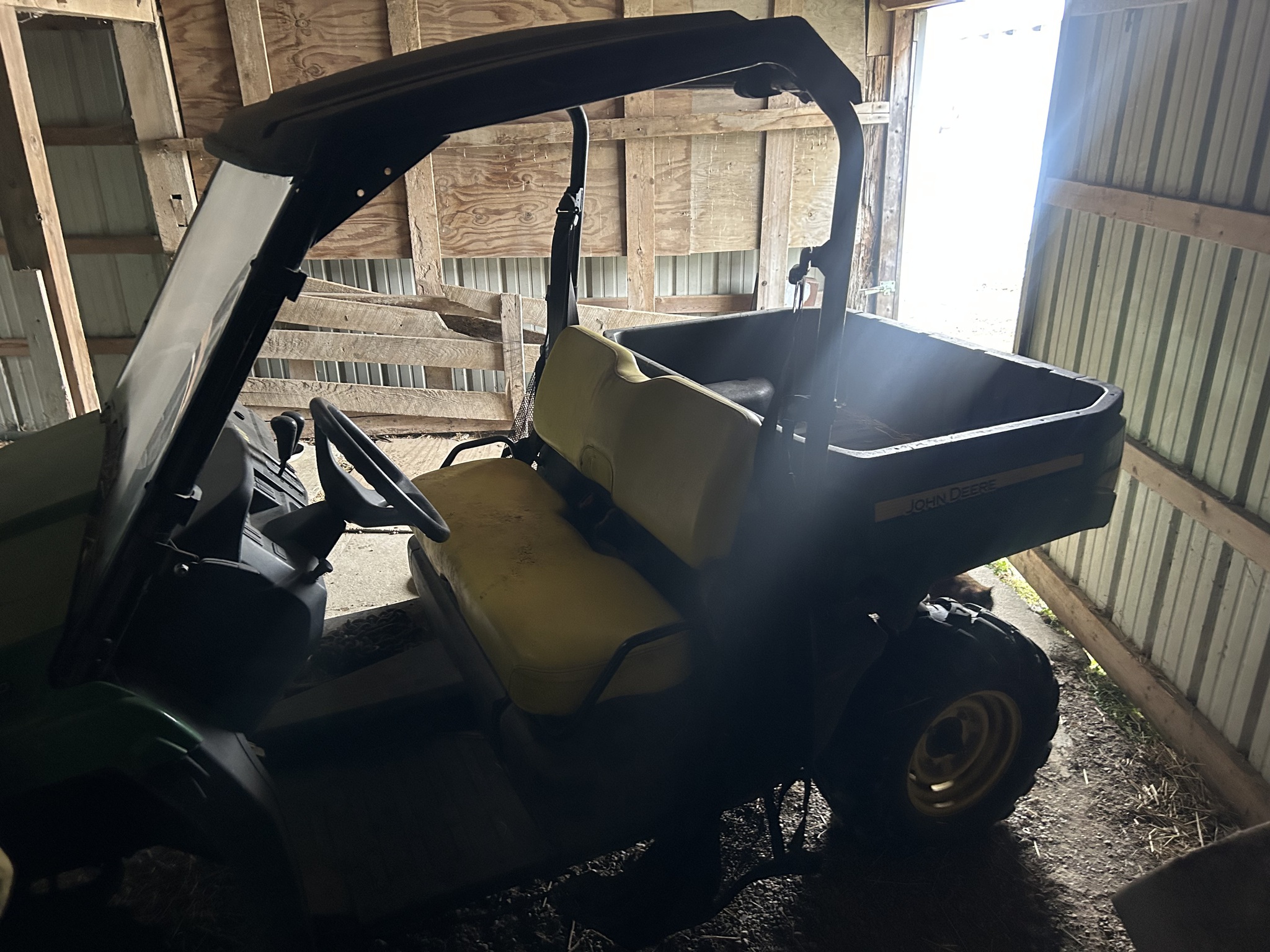 2014 John Deere XUV 550 GREEN Image 2