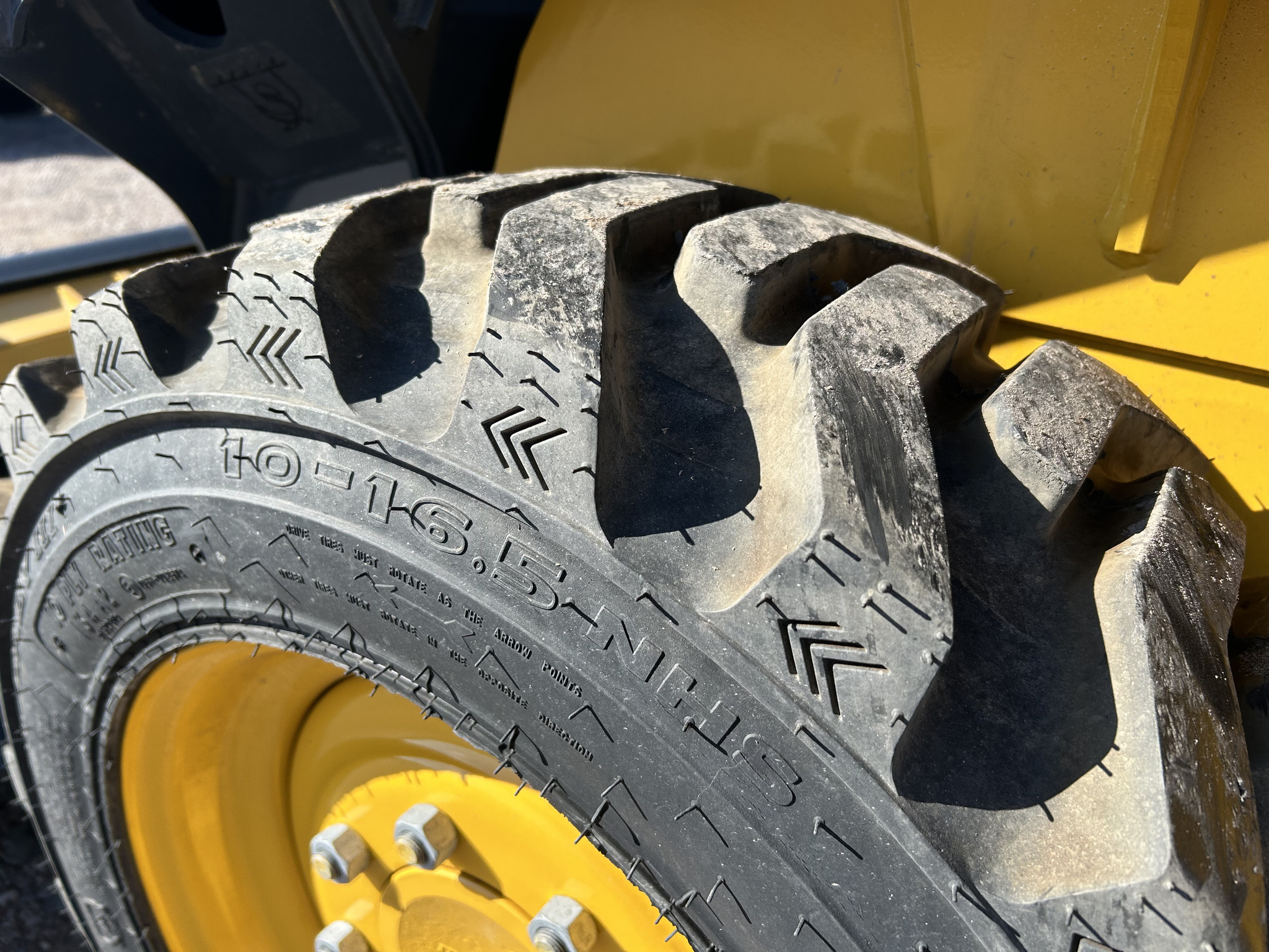 2022 John Deere 318G Image 8