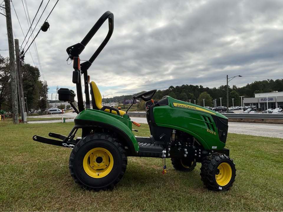 2025 John Deere 1023E Image 4