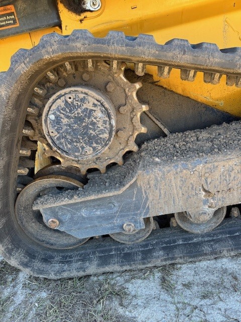 2023 John Deere 325G Image 8