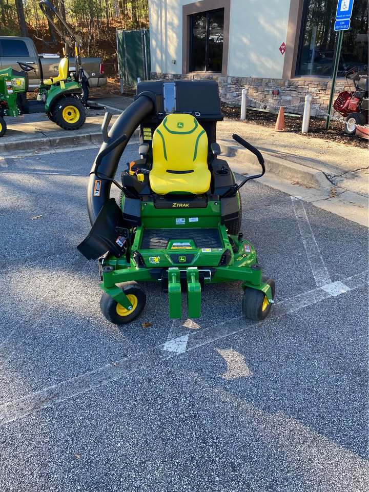 2025 John Deere Z320 Image 2